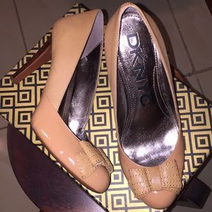 DKNYC patent leather pumps size 8M w/leather bow